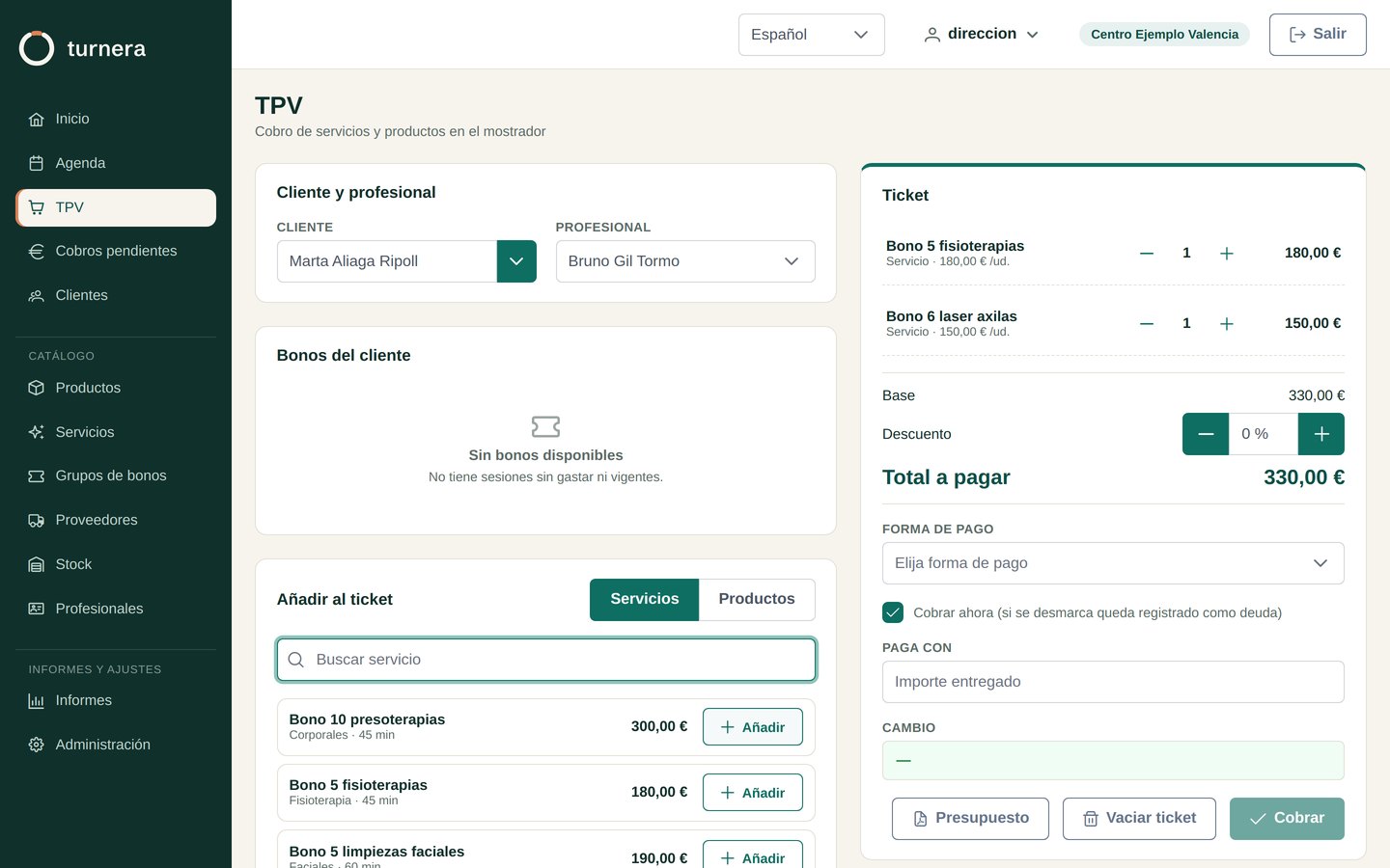 El punto de venta con un ticket de dos servicios, descuento, forma de pago y cambio